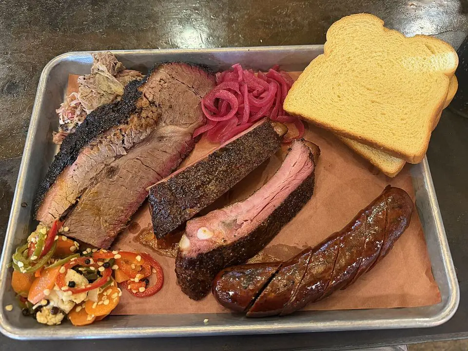 The Tray and Sides (How a Texas barbecue meal is served)