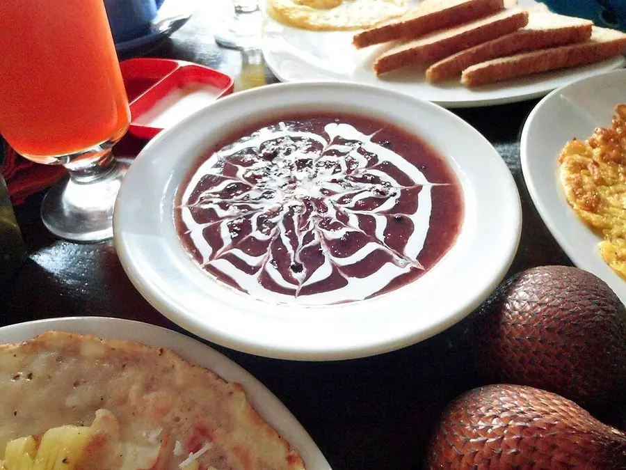 Bubuh Injin (Black rice pudding)