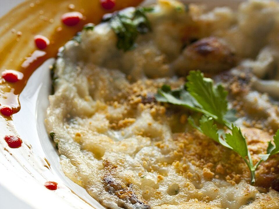Hoy Tod (Crispy oyster or mussel omelette)