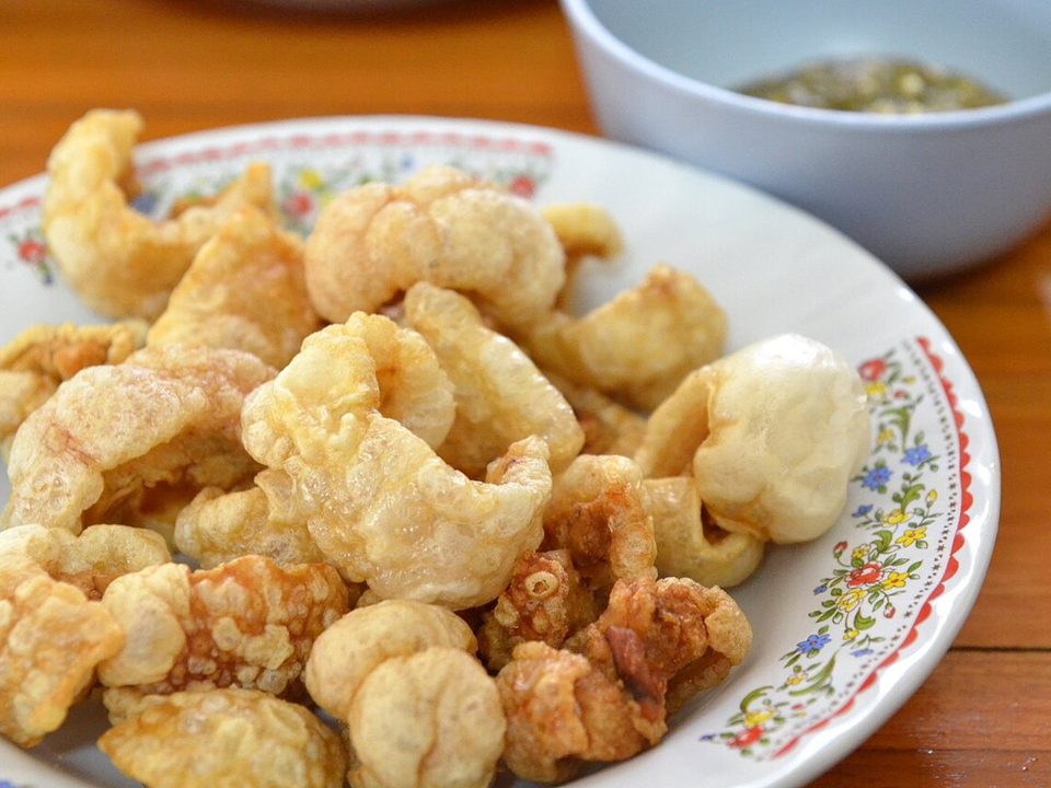 Kaeb Moo (Crispy pork cracklings)