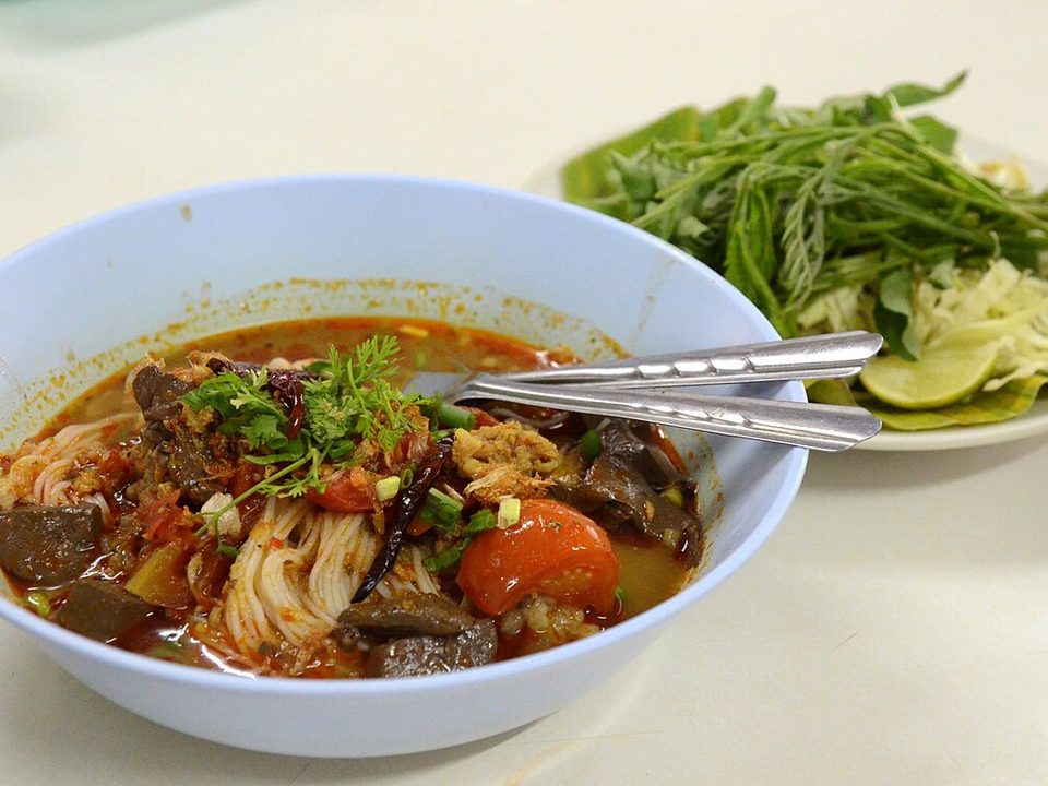 Khanom Jeen Nam Ngiao (Rice noodles in tomato pork broth)