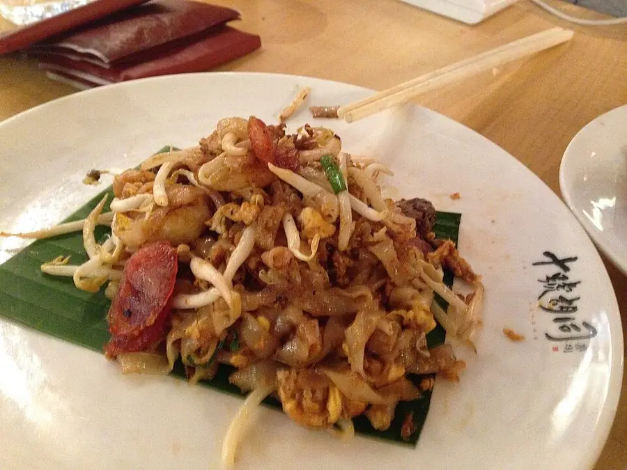 Char Kway Teow (Wok-fried flat rice noodles)